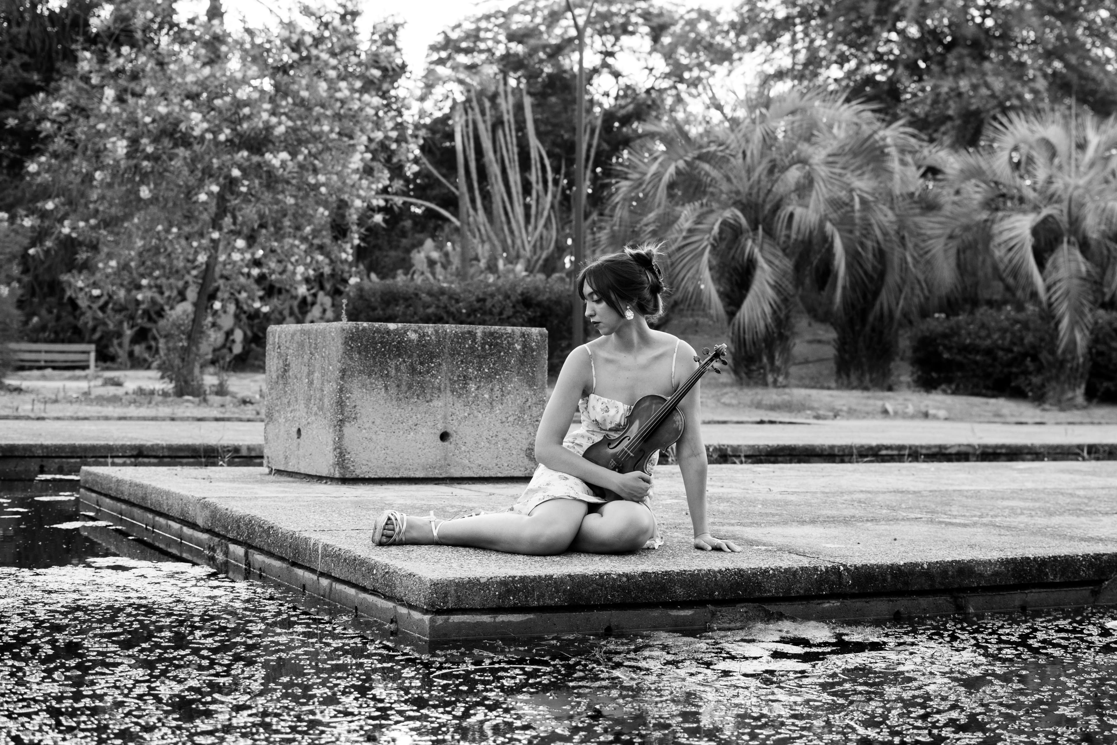 Raquel Reina con el violín en un entorno natural