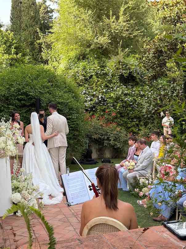 Raquel Reina violinista amenizando una boda con música en vivo en Sevilla