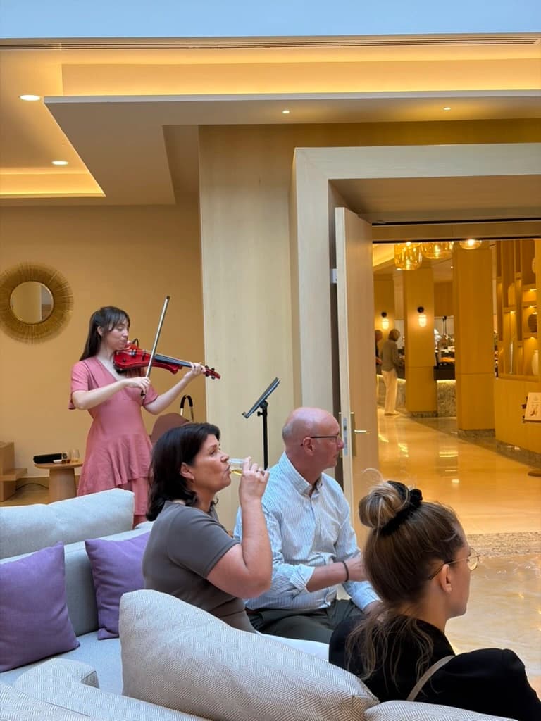 Raquel Reina violinista amenizando un evento en un hotel de Sevilla con música en vivo